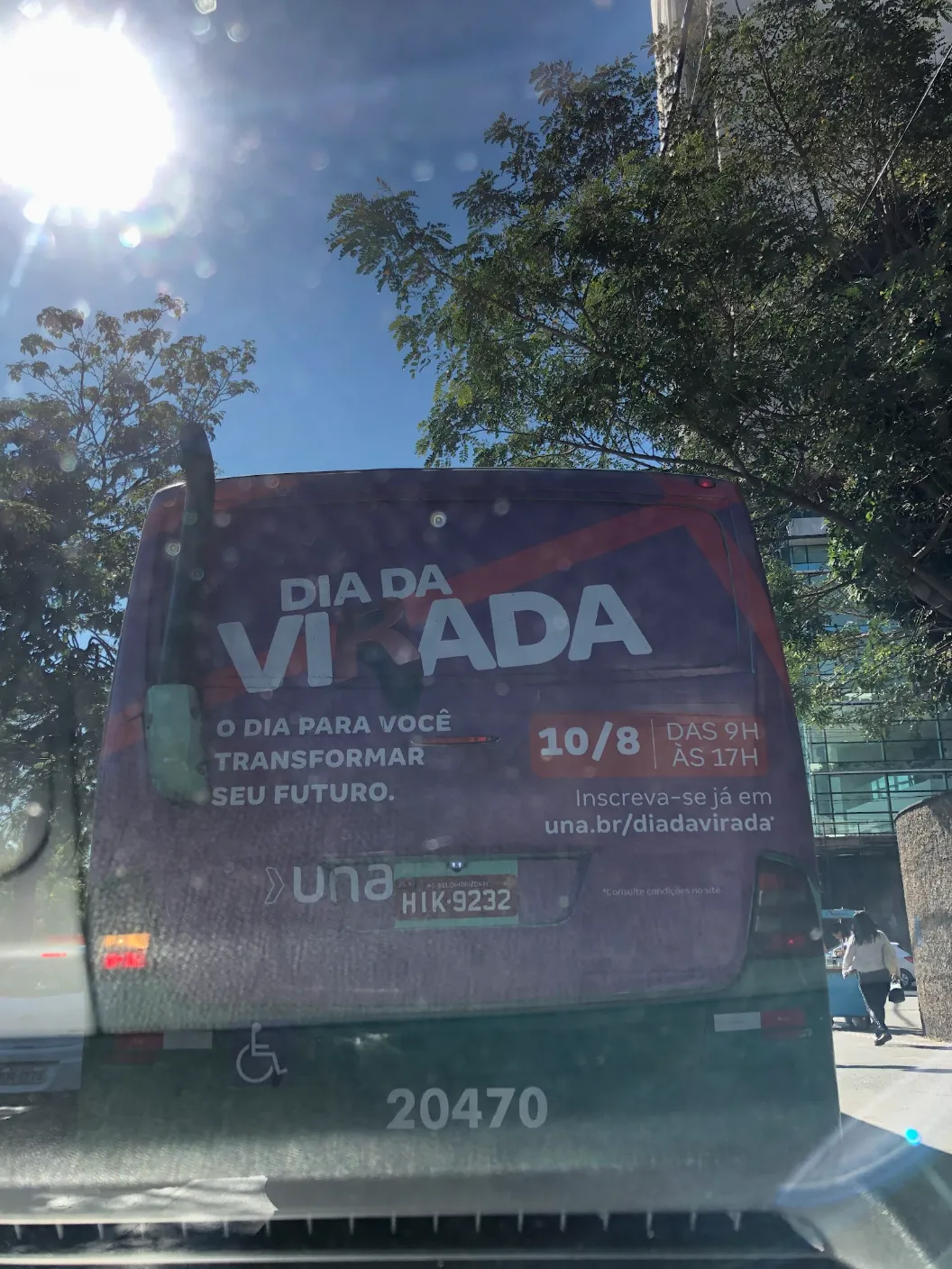 Traseira de ônibus com anúncio onde o baixo contraste faz a frase 'DIA DA VIRADA' ser lida erroneamente como 'DIA DA VI ADA'